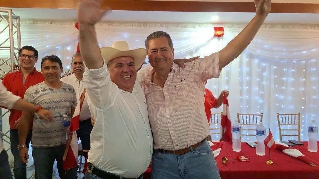 Alcaldes y más de 600 militantes abandonan Libre y se suman al Partido Liberal