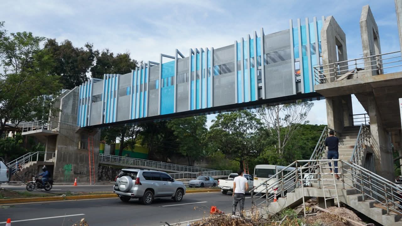 Alcaldía del Distrito Central instala estructura principal del nuevo puente universal de Teletón