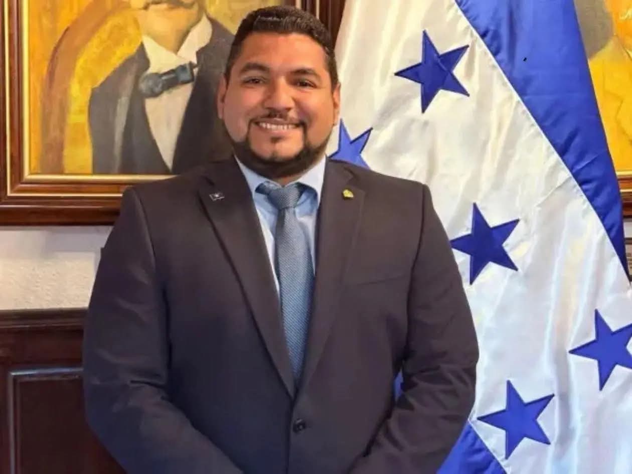 “Antes pedía la palabra, hoy se esconde”: Uriarte lanza duro ataque contra Marlon Ochoa por no acudir al juicio político