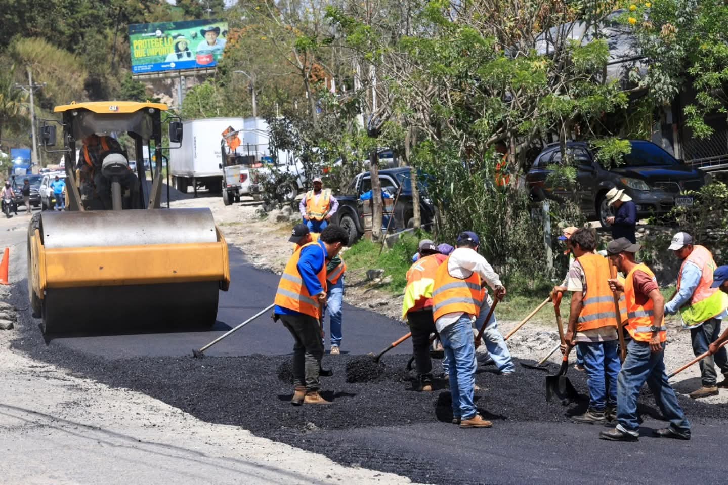 Avanza la pavimentación preventiva en Cucuyagua – Santa Rosa de Copán para una Semana Santa segura