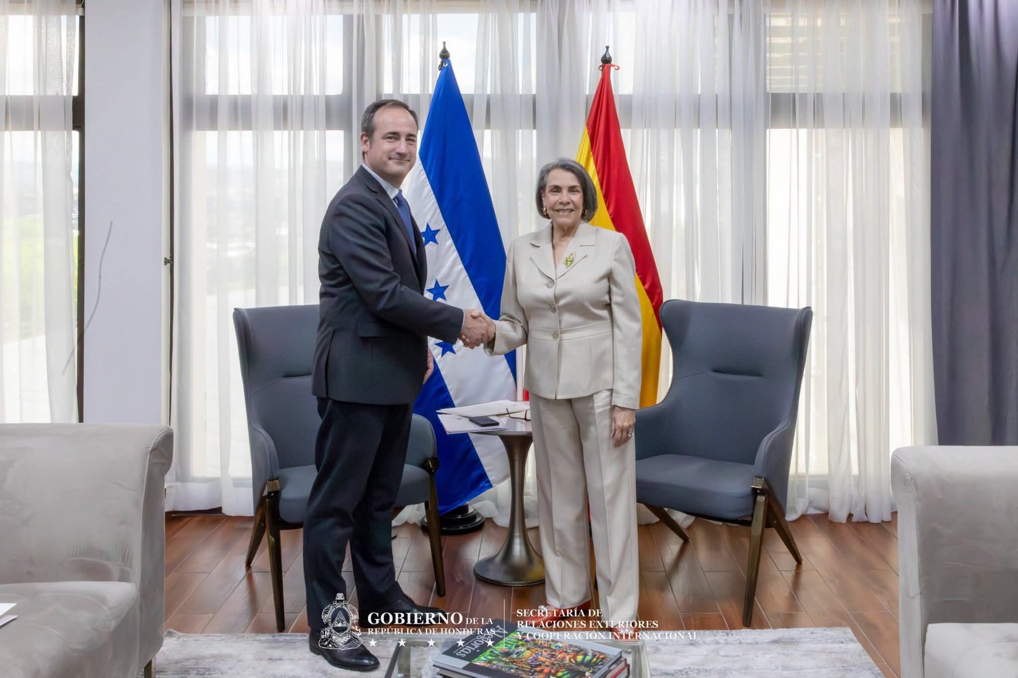 Canciller Agüero recibe Copias de Estilo de Guillermo Escribano, Embajador designado de España en Honduras