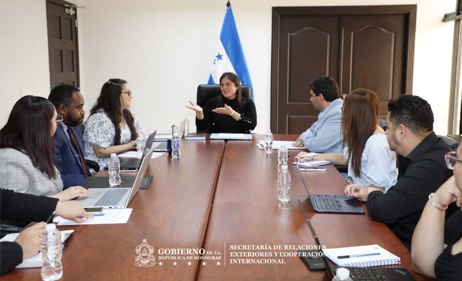Cancillería y RNP fortalecen coordinación para mejorar servicios a hondureños en el exterior