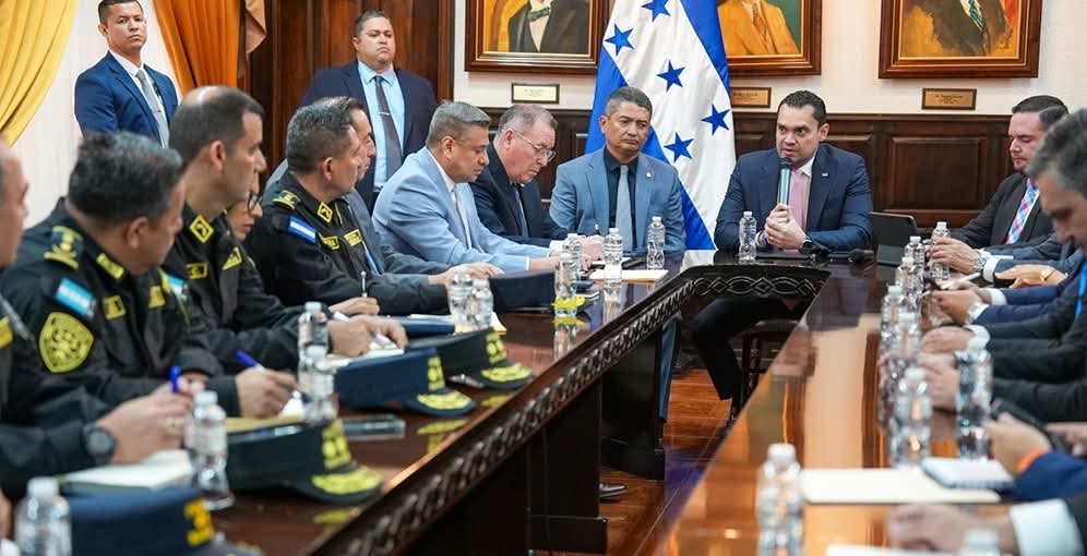 CN anuncia reformas para declarar terroristas a grupos criminales, pese a antecedentes legales