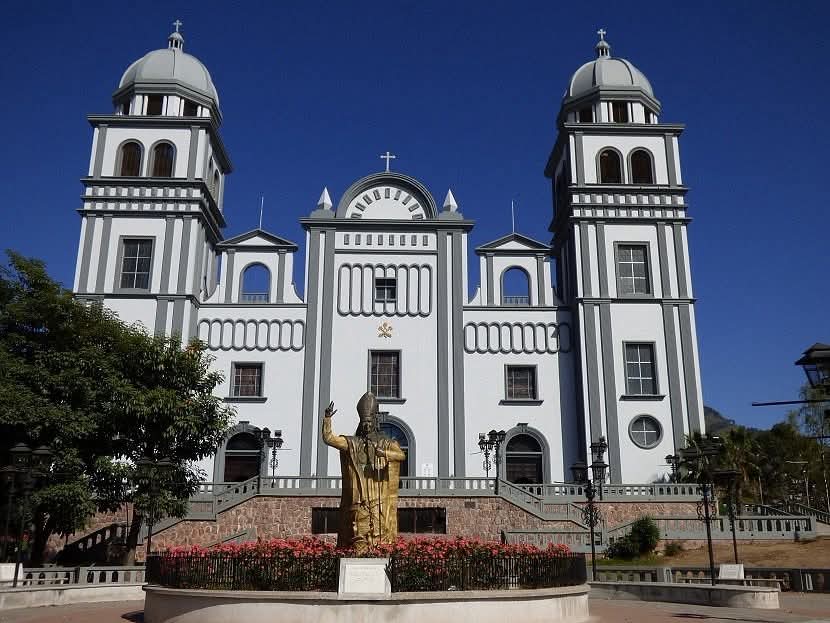 Conferencia Episcopal respalda al papa León XIV y llama a la paz mundial