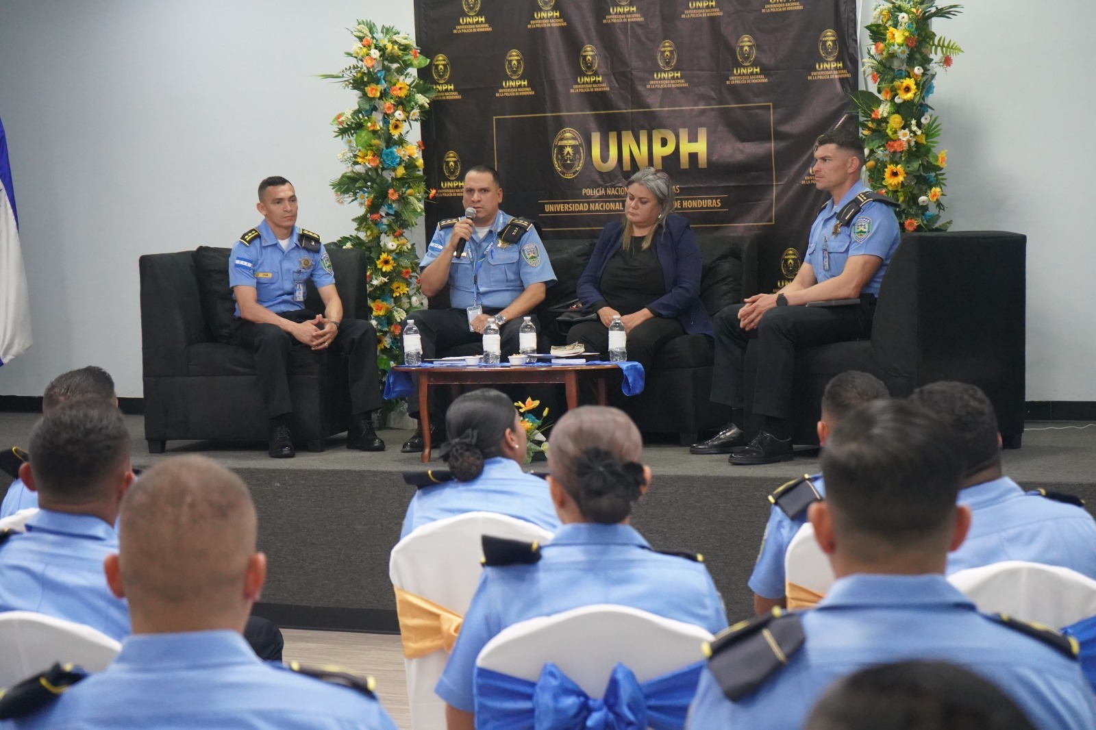 Conferencia sobre mediación de conflictos fortalece formación de oficiales policiales en Tegucigalpa