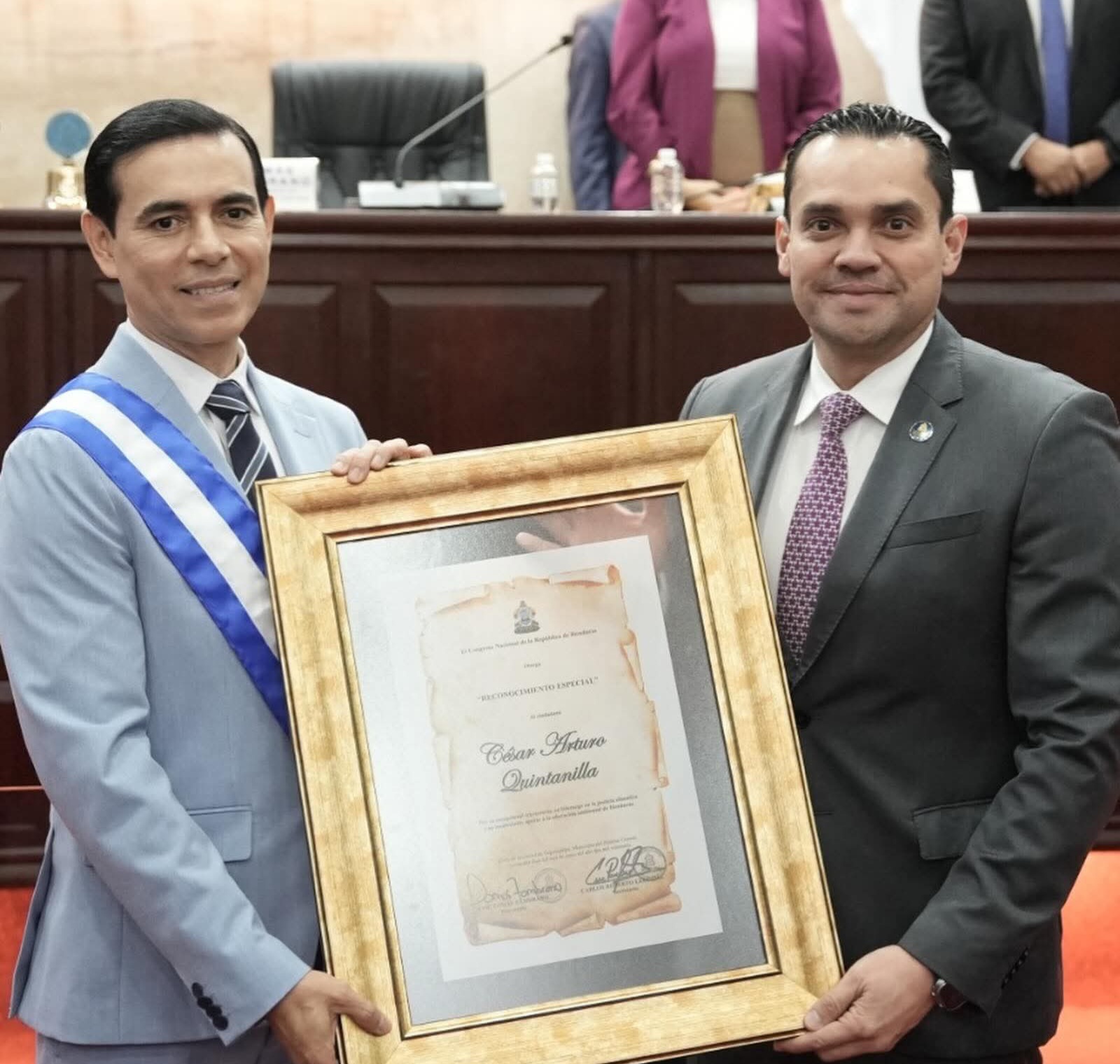 Congreso Nacional condecora al ambientalista César Quintanilla por su aporte a la protección del medio ambiente