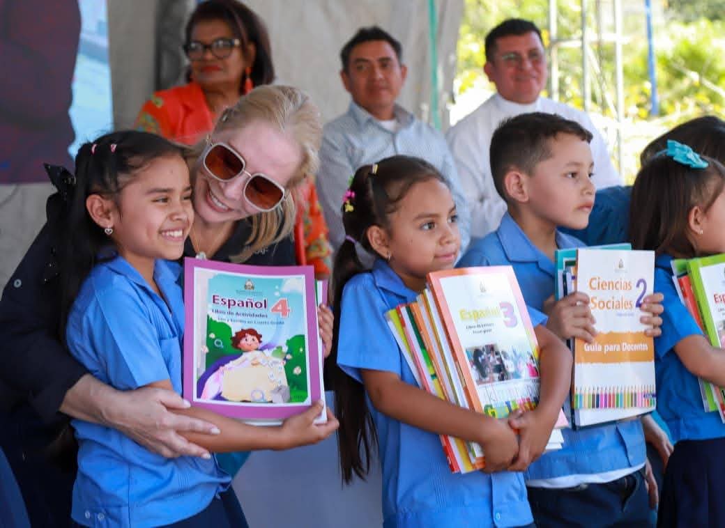 Continúa entrega de libros de texto en escuelas públicas del país