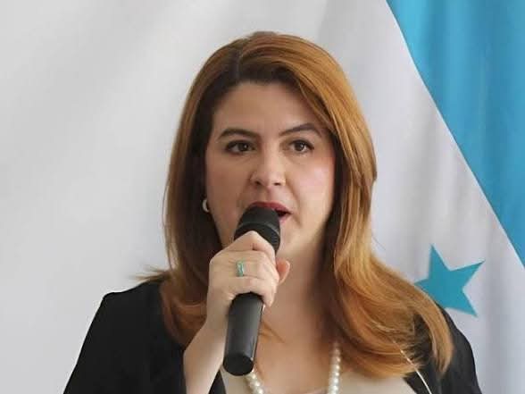 Cossette López denuncia amenazas: “Incitan a que me quemen viva”
