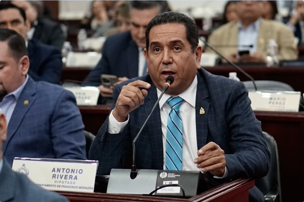 “Errar es de humanos”: Antonio Rivera felicita a Nasry Asfura y Tomás Zambrano por revertir polémica medida de la ENEE