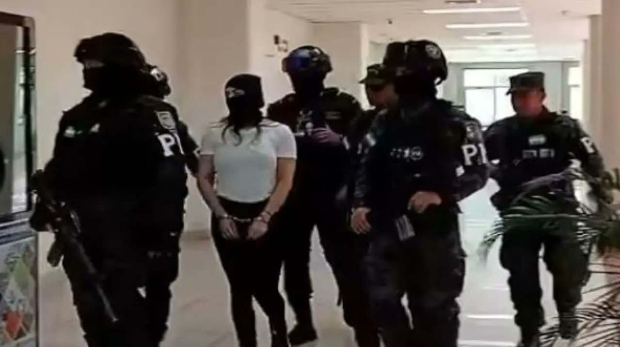Exfiscal Francia Sofía Medina llega bajo fuerte resguardo a tribunales de SPS para escuchar fallo por millonario desfalco