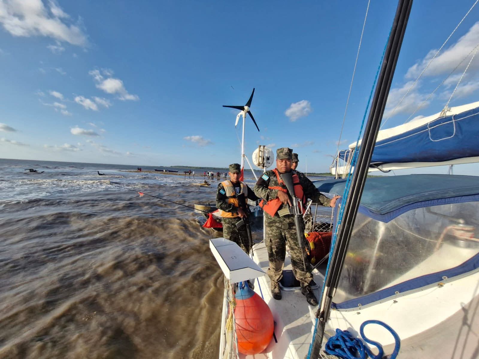 Fuerza Naval rescata a dos extranjeros tras falla mecánica de catamarán en Gracias a Dios