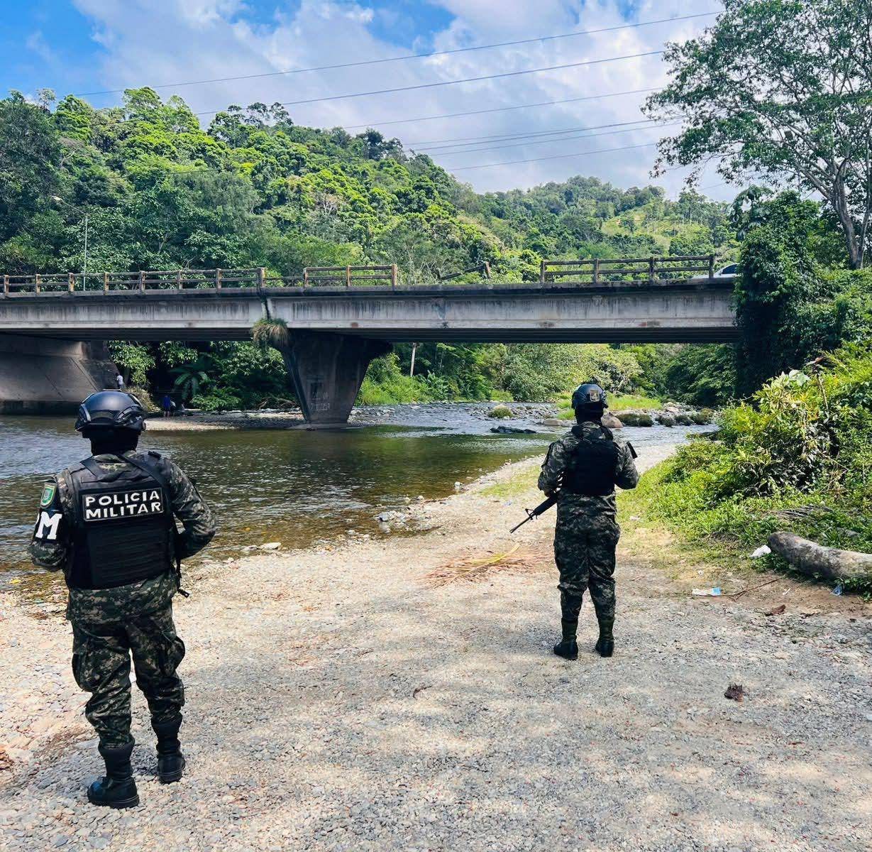 Fuerzas Armadas detectan maquinaria en extracción ilegal de material pétreo en Atlántida