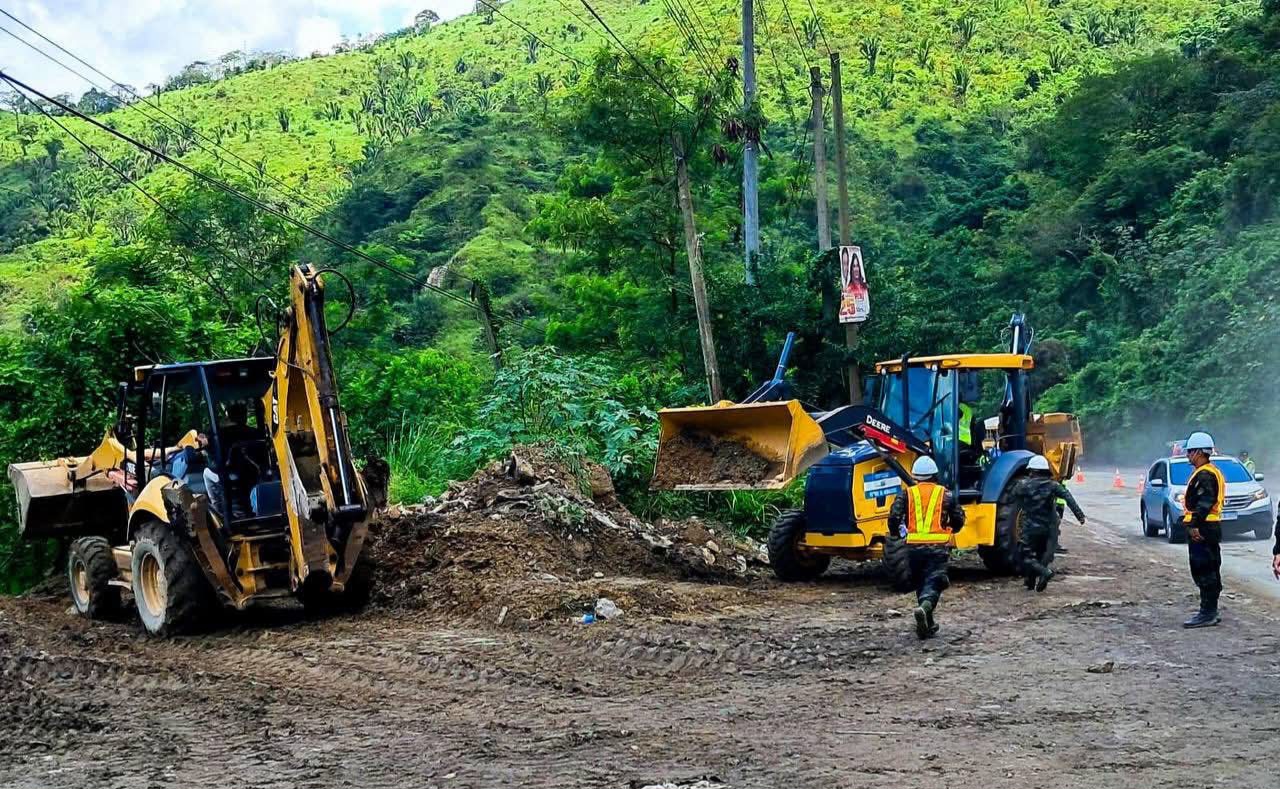 Fuerzas Armadas rehabilitan vía afectada por deslizamiento en Naco, San Pedro Sula