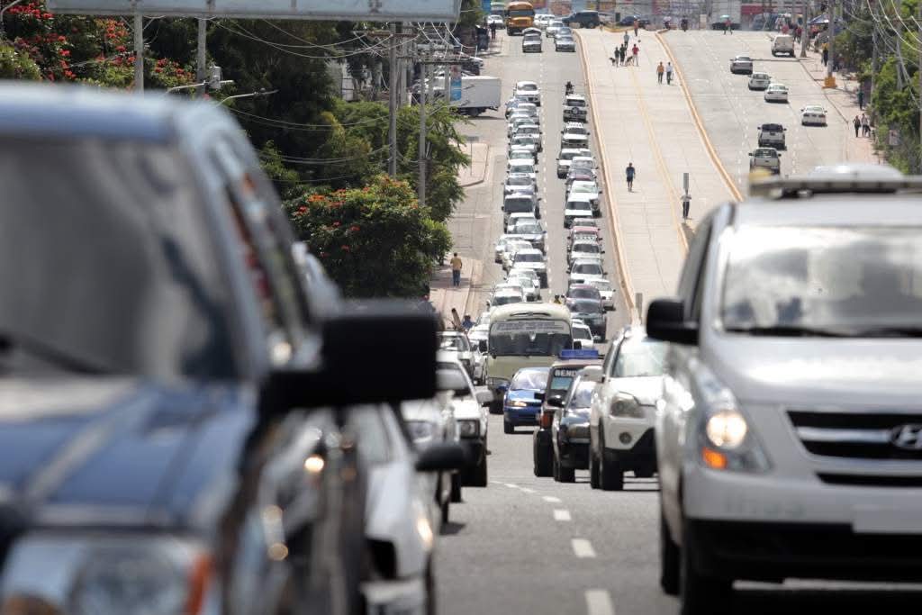 Gobierno autoriza compra directa de placas vehiculares y tecnología de lectura para frenar mora de tres años