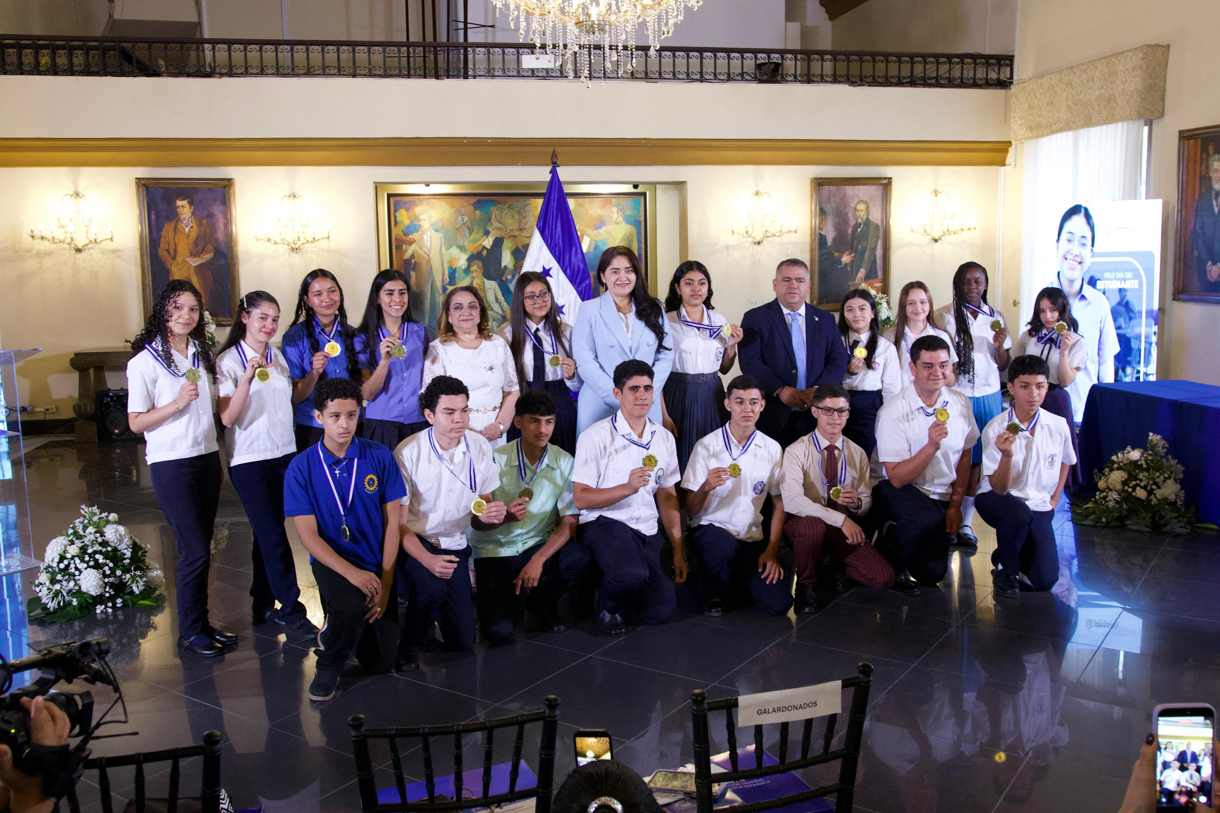 Gobierno premia la excelencia académica de jóvenes de los 18 departamentos en el Día del Estudiante Hondureño