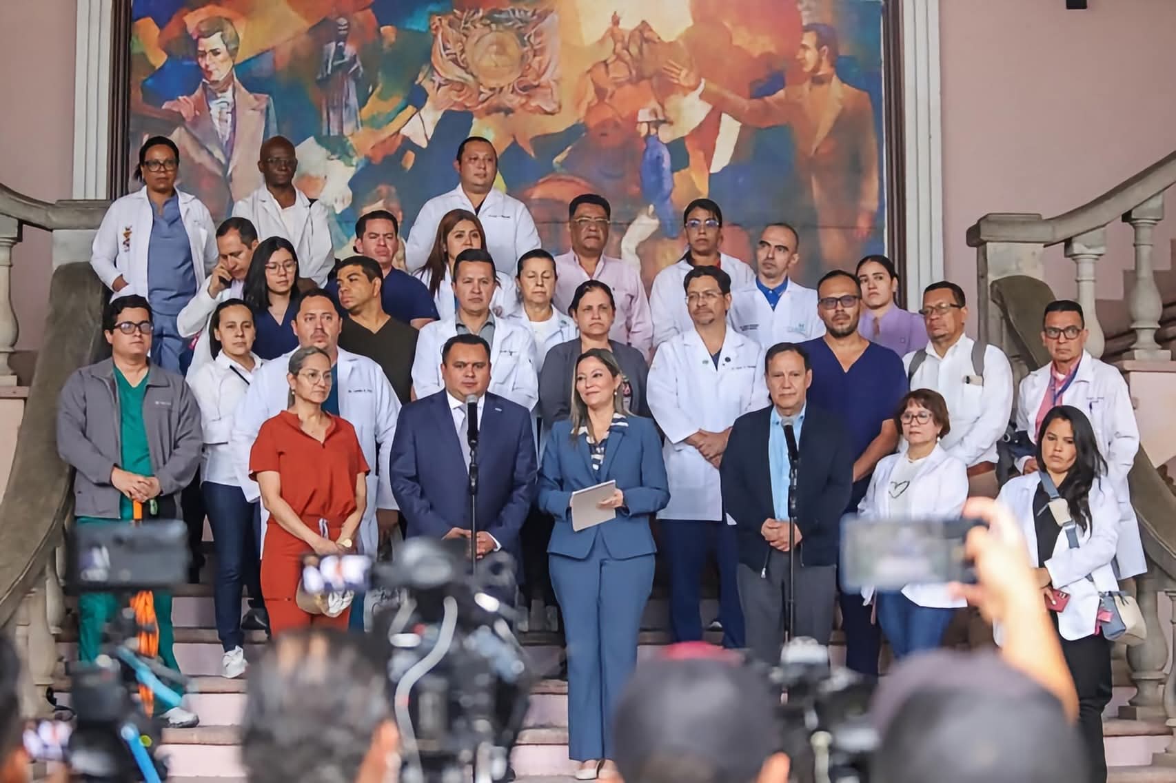 Gobierno y Colegio Médico alcanzan acuerdos; suspenden asambleas y garantizan atención sanitaria