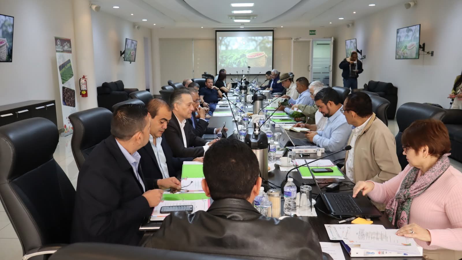 Gobierno y productores unifican sinergias para fortalecer la producción de café