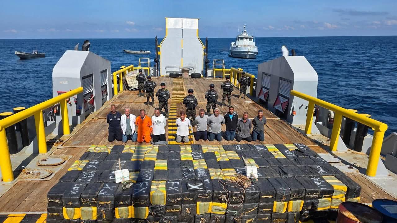 Histórico decomiso: Marina de El Salvador incauta 6.6 toneladas de cocaína valoradas en $165 millones
