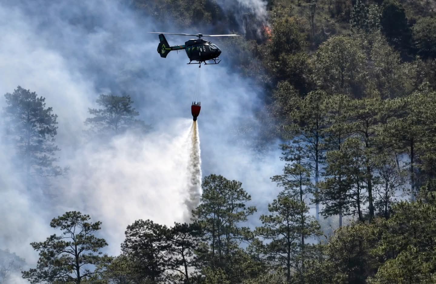 Incendio forestal en aldea El Lolo es combatido con apoyo aéreo y drones térmicos
