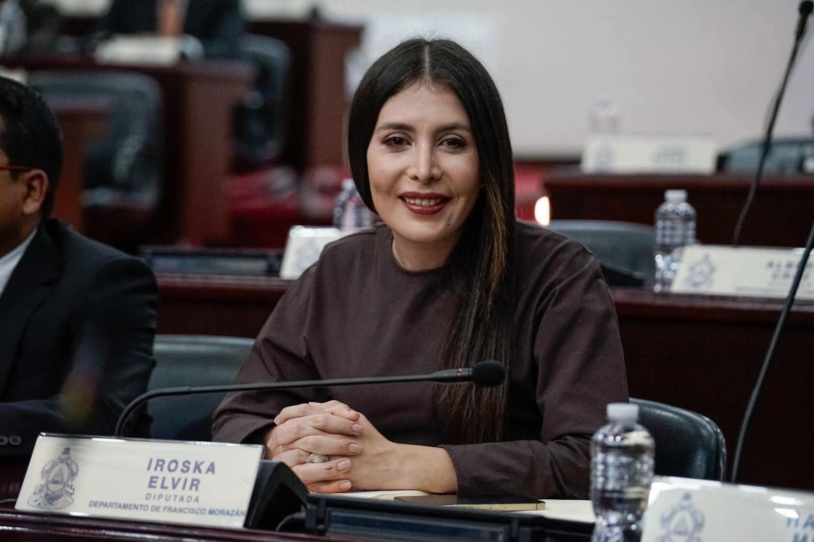 Iroshka Elvir defiende voto contra compras directas tras polémica por bacheo en Coyolito