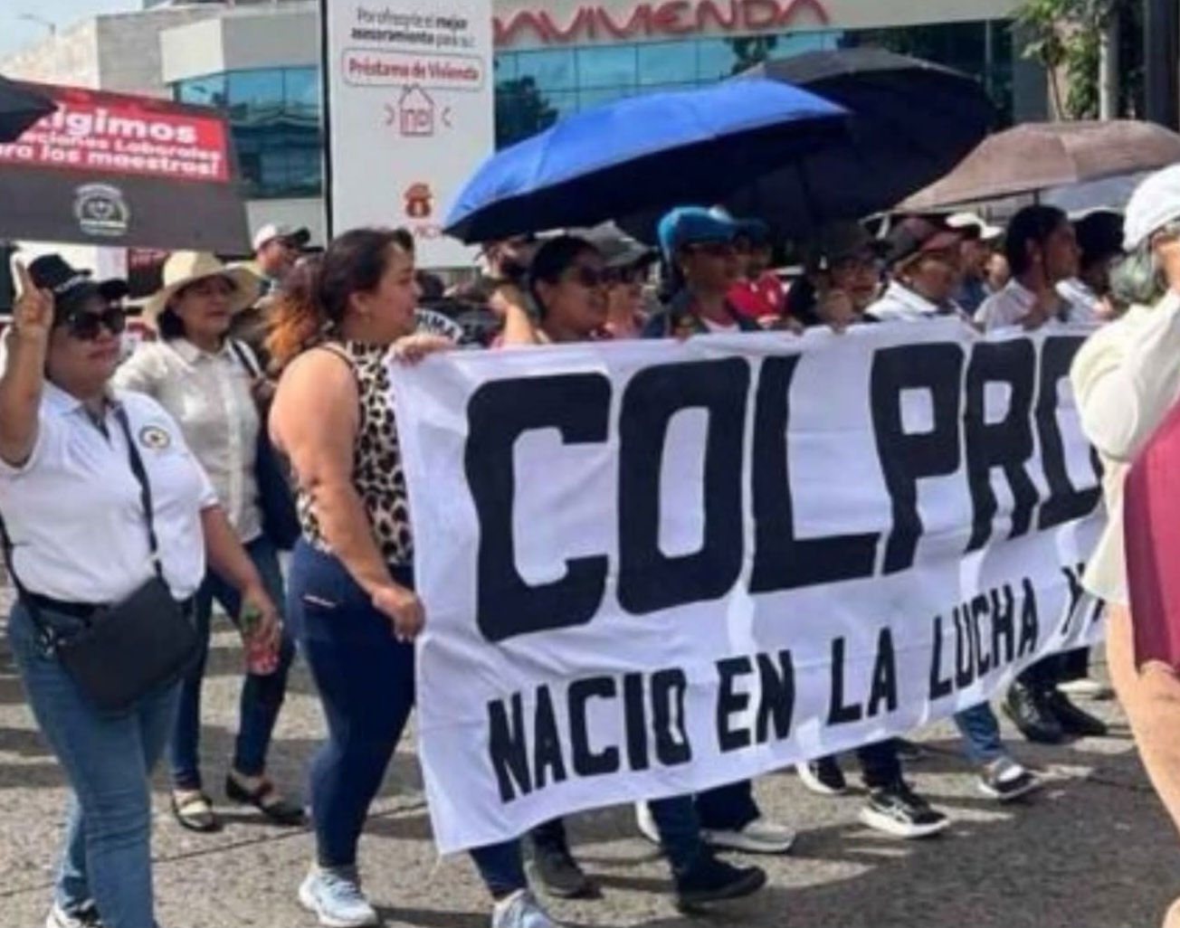 Maestros llegan a Casa Presidencial para exigir pago inmediato del reajuste salarial