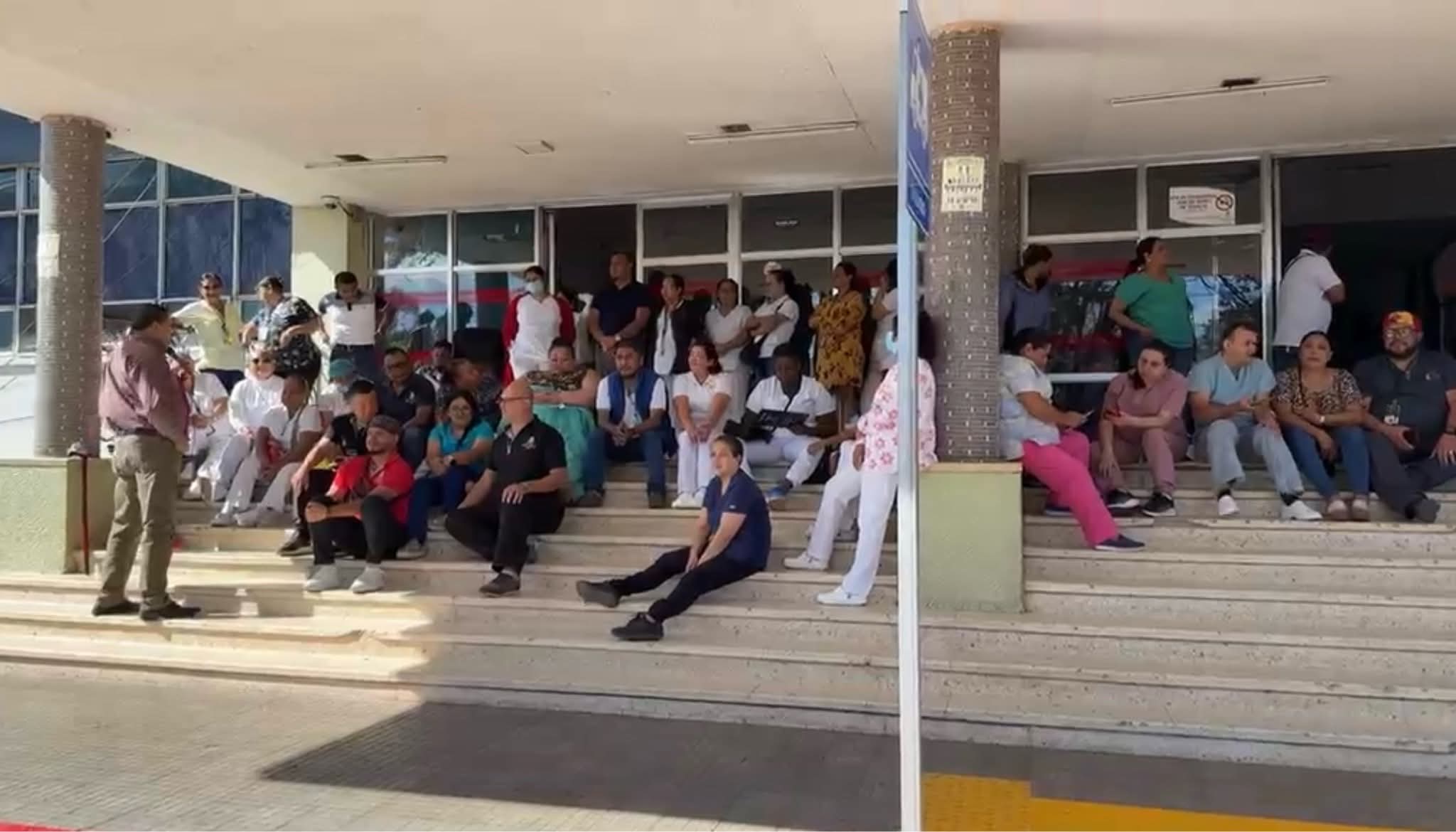 Médicos, enfermeras y personal de salud protestan en el Hospital Escuela en plena emergencia sanitaria