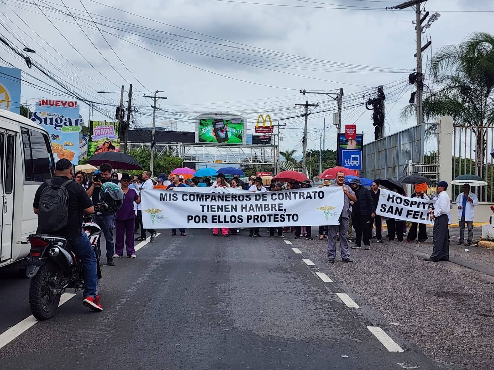 Médicos mantienen protesta y toman tramo del bulevar Fuerzas Armadas en Tegucigalpa