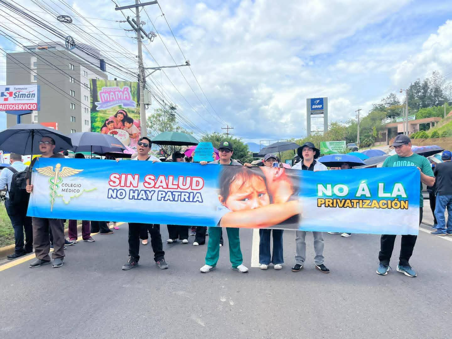 Médicos vuelven a las calles y presionan al Gobierno por salarios atrasados y reintegros