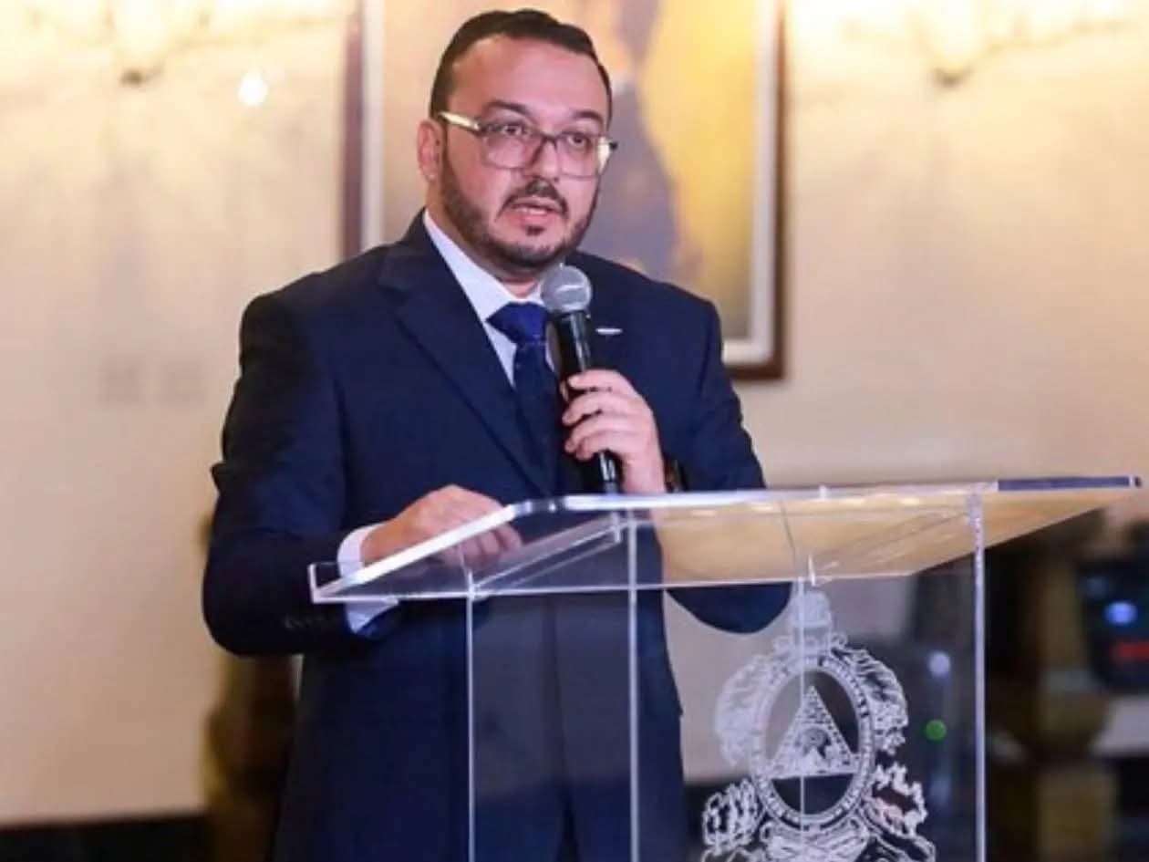 Ministro de Comunicaciones asegura que hospitales del gobierno anterior solo existían en la imaginación