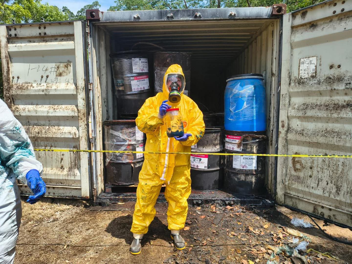 MP investiga posible contaminación con cocaína líquida en barriles de grasa industrial