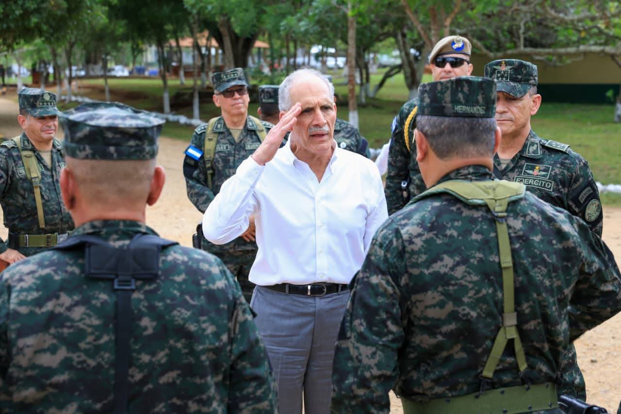 Nasry Asfura encabeza graduación de más de 2,200 nuevos integrantes de las Fuerzas Armadas