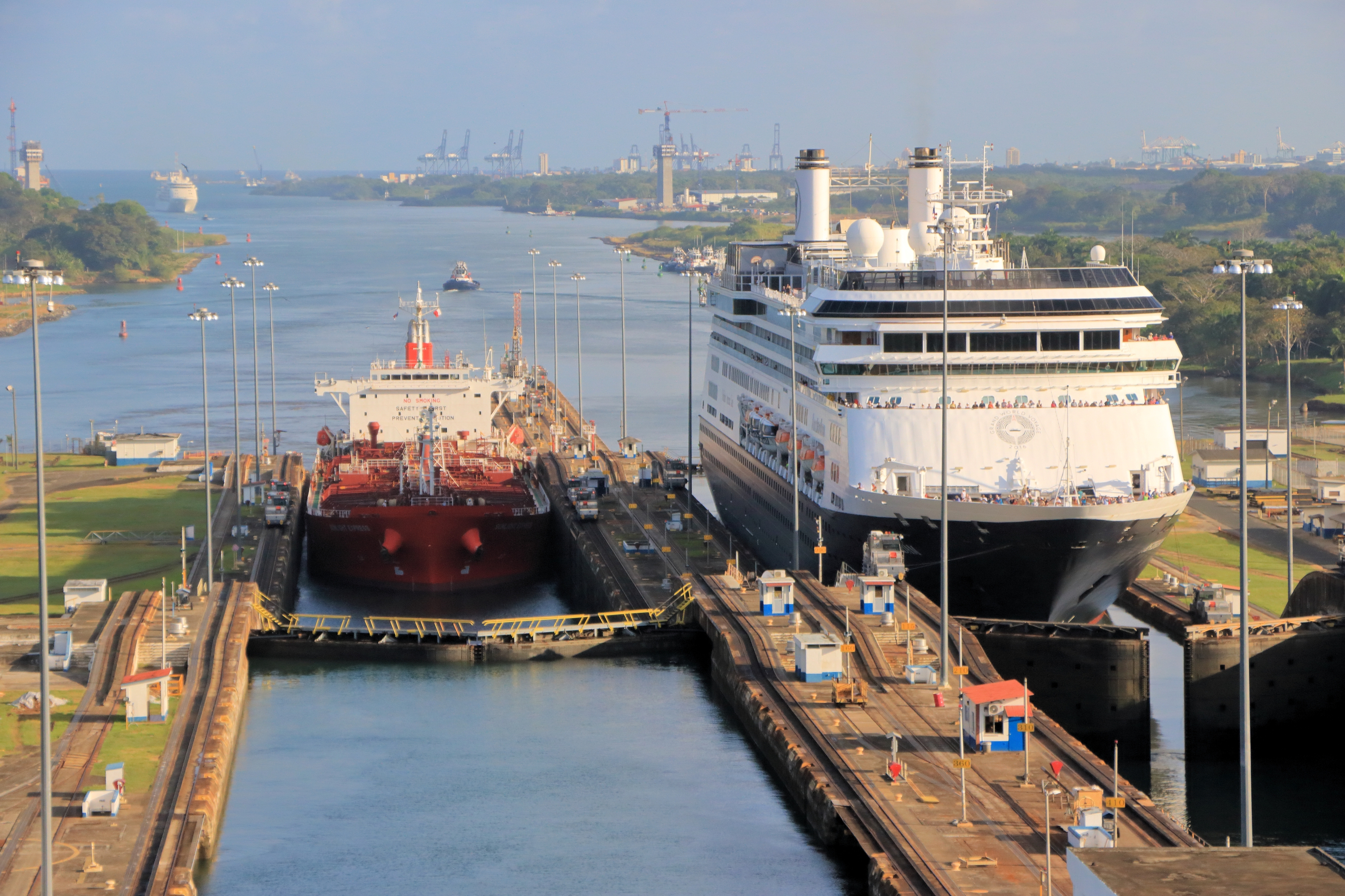 Panamá asume control temporal de puertos estratégicos en el Canal tras fallo judicial