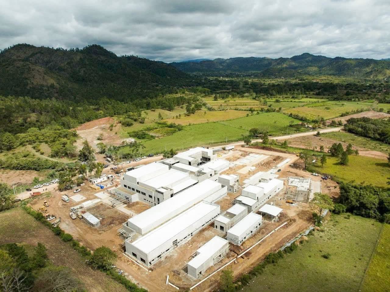 Paralizan construcción del nuevo hospital de Salamá y crece temor de que la obra quede inconclusa