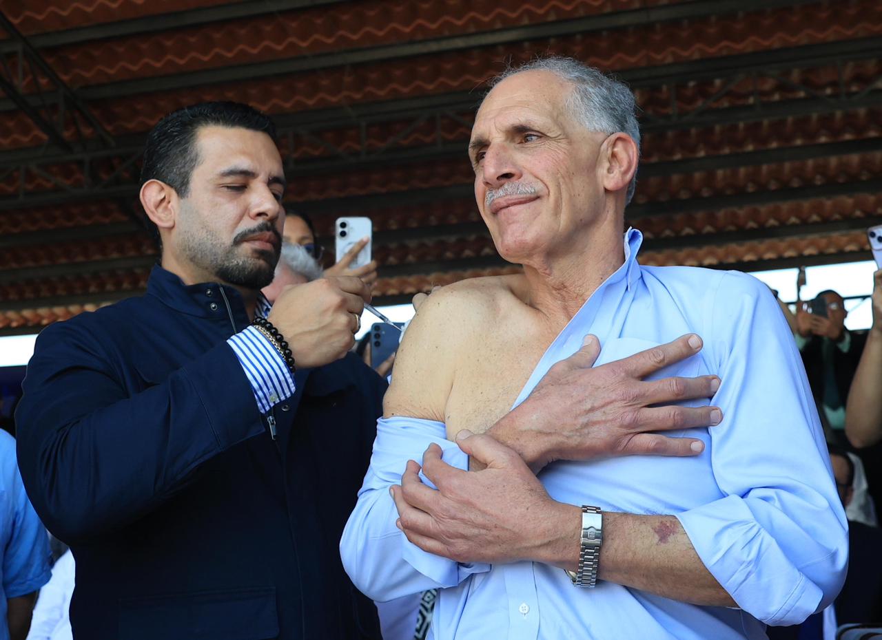 Pareja presidencial da el ejemplo y se vacunan en inicio de la Jornada Nacional de Vacunación y Desparasitación 2026
