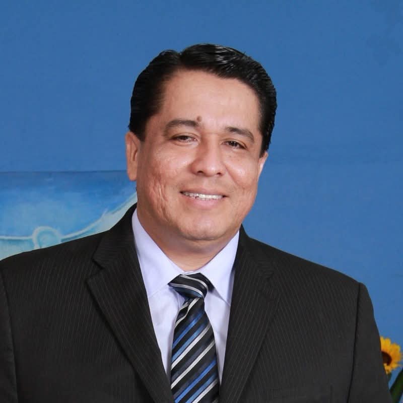 Pastor Roy Santos respalda retiro de retrato de Luis Redondo y reconoce a Jorge Cálix como presidente legítimo en administración Castro