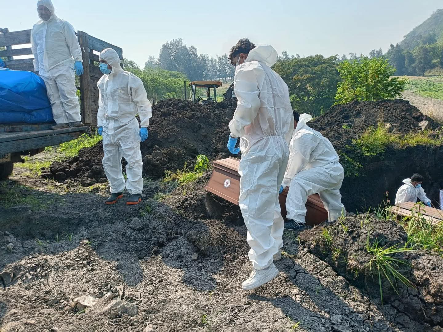 Personal de la Dirección de Medicina Forense realiza la segunda inhumación de cadáveres no reclamados en morgue del MP