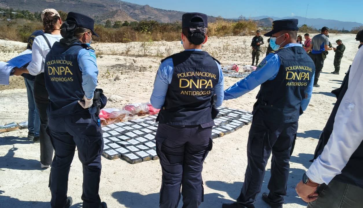 Policía Antidrogas incinera 140 kilos de cocaína decomisados en operativos
