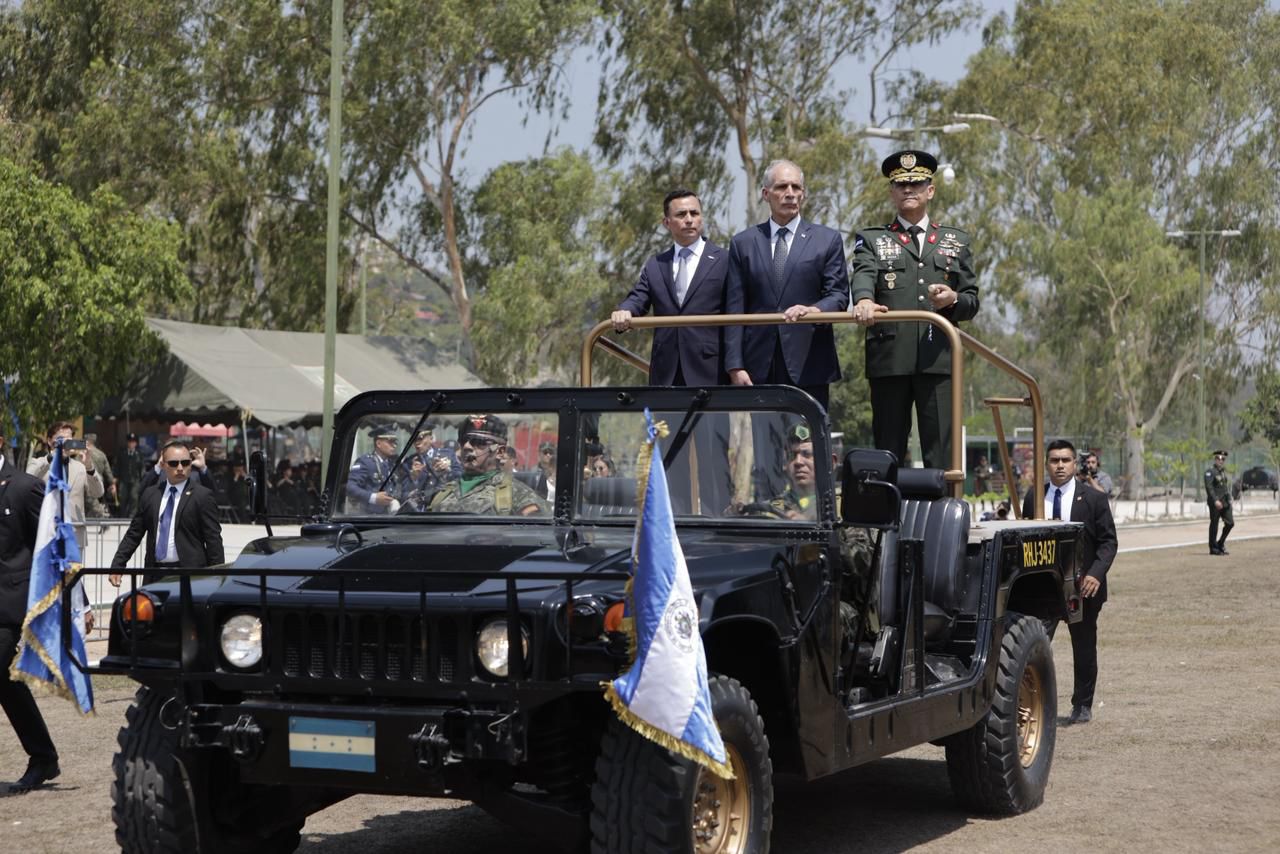 Presidente Asfura encabeza ceremonia de ascensos de oficiales de las FFAA