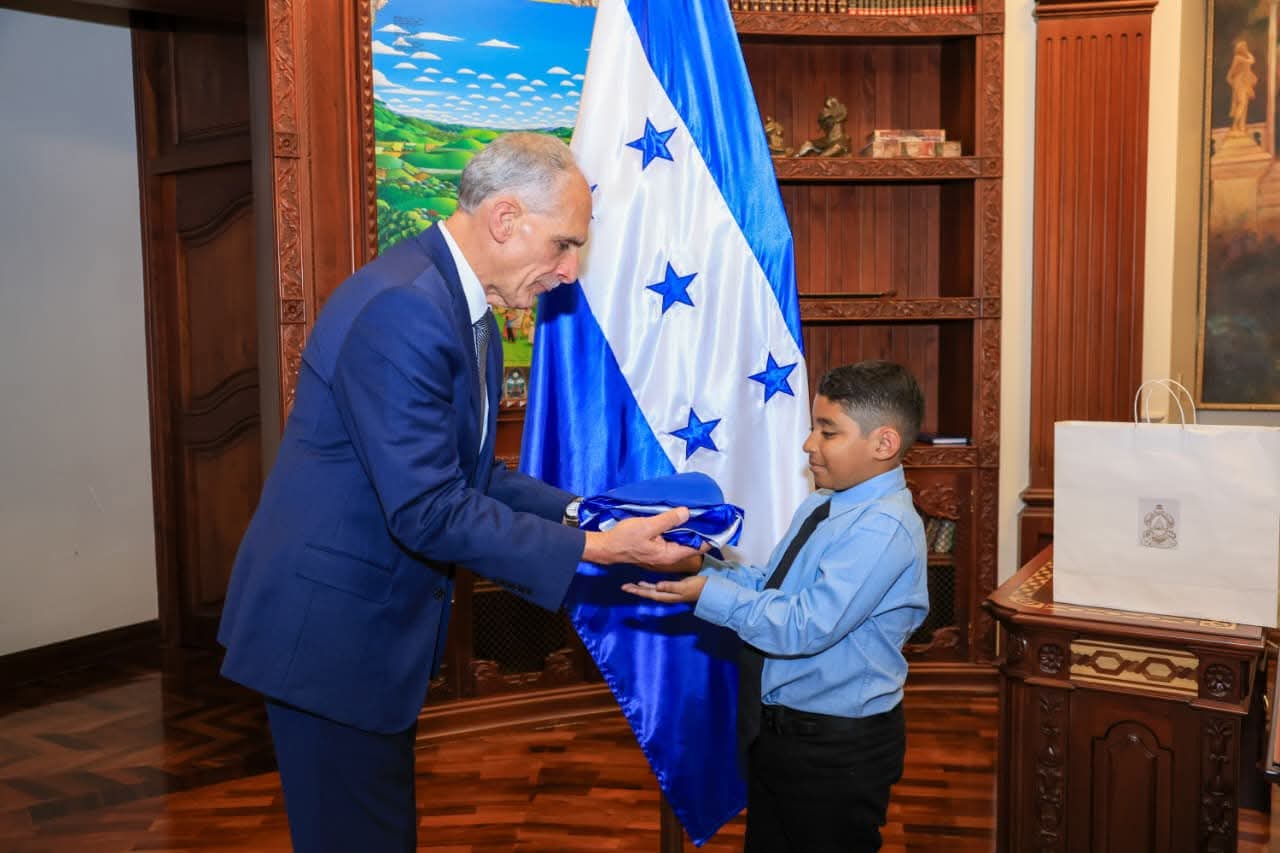 Presidente Asfura recibe a joven talento hondureño con proyección científica que sueña con ser astronauta