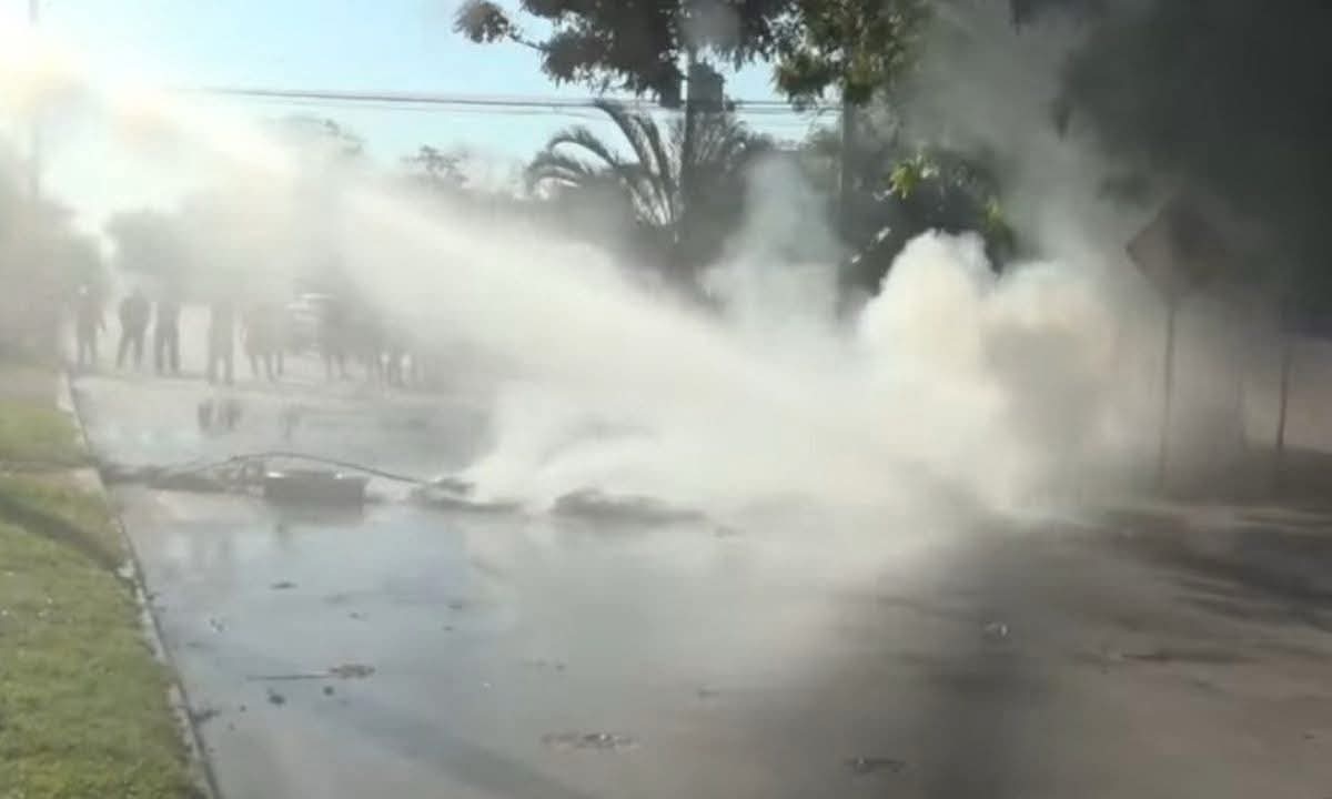 Protestan por falta de agua y Policía responde con tanquetas para desalojar a pobladores en SPS