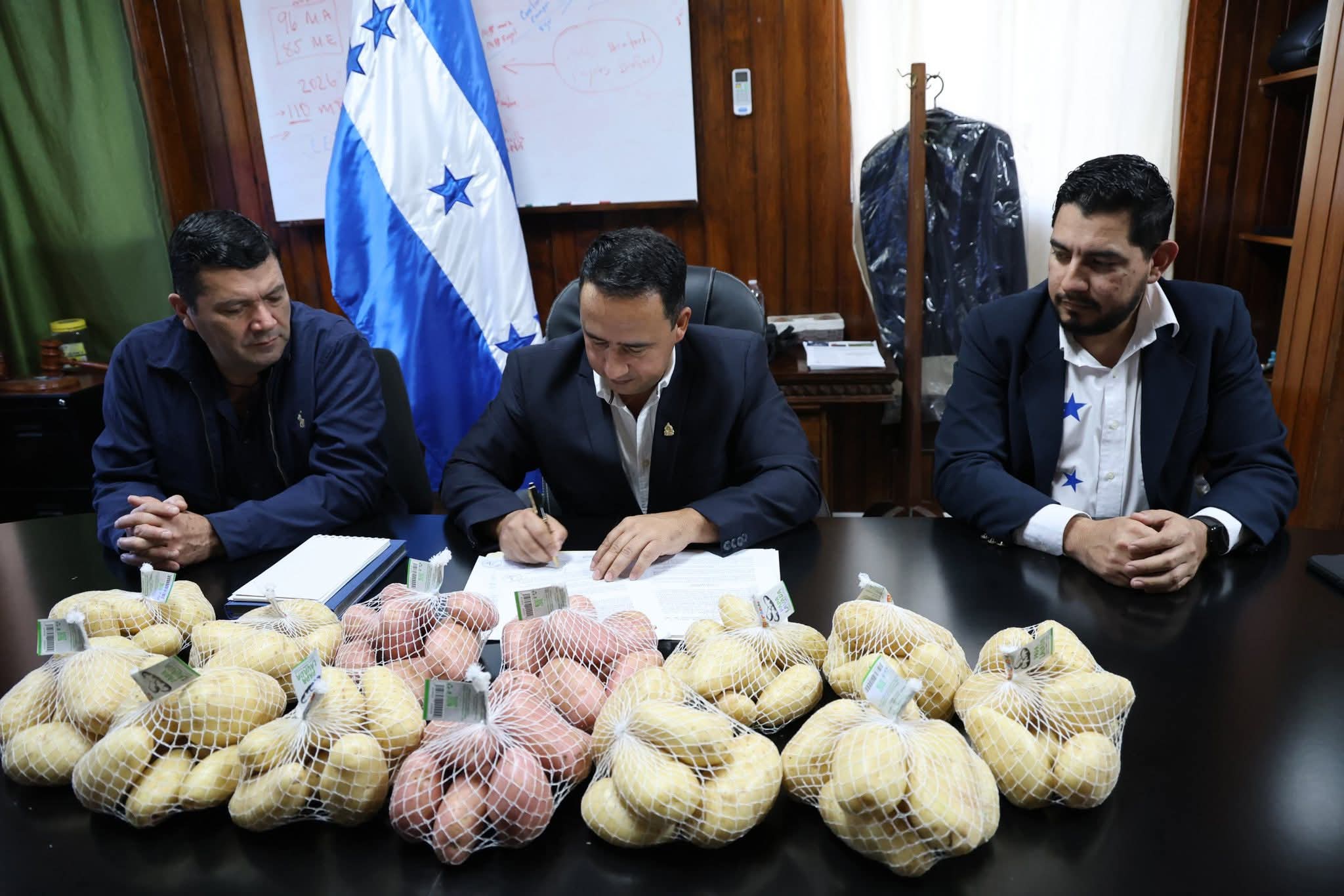 SAG-DICTA y Asociación de Productores firman convenio para fortalecer la producción de papa en el país