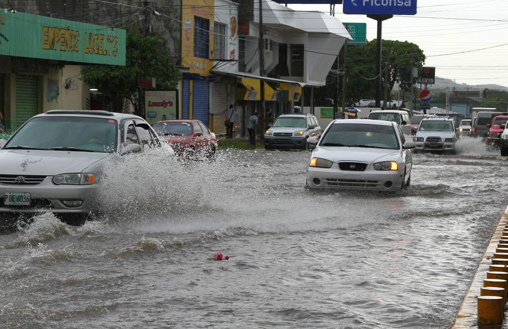 ¡San Pedro Sula bajo el agua! Lluvias dejan un muerto, vehículos arrastrados y calles convertidas en ríos